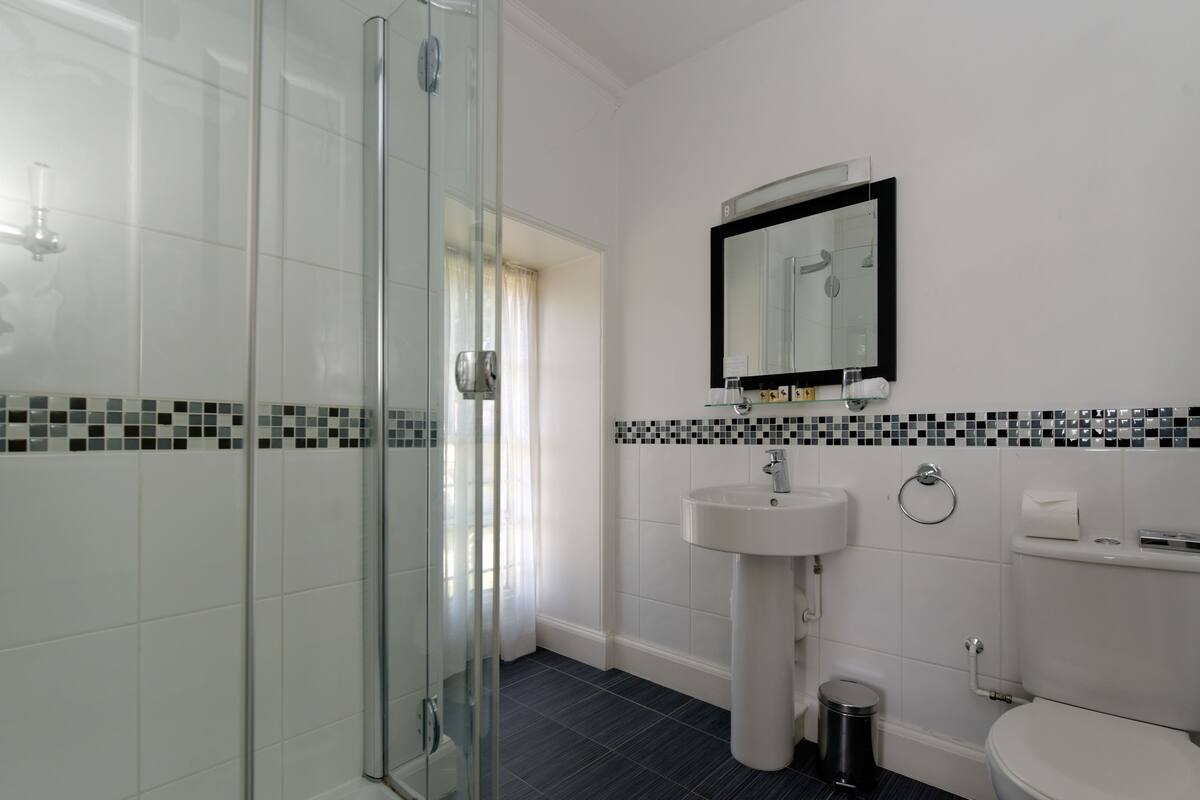 Classic Twin Room, Private Bathroom | Bathroom