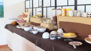 A buffet table with various food items and containers. - Villa Vesta (Vieste)