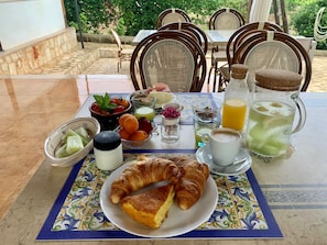 Free daily buffet breakfast - Villa Vesta (Vieste)
