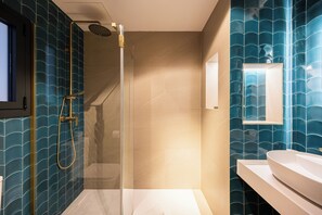 Habitació amb dos llits individuals estàndard | Bany | Dutxa, articles de tocador gratuïts, assecador de cabells i tovalloles 