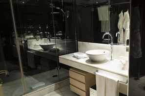 Deluxe Suite, Kitchen | Bathroom - Nexus Valladolid Suites & Hotel (Valladolid)
