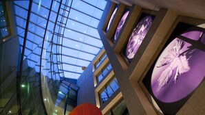 Un atrium moderne doté d’une verrière, qui permet à la lumière naturelle d’éclairer l’espace.