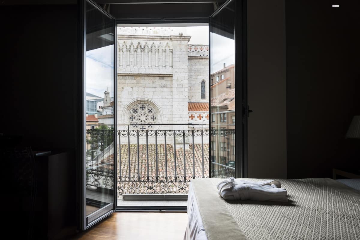 deluxe suite, kitchen | view from room