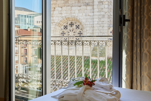 Deluxe Suite, Kitchen | Egyptian cotton sheets, premium bedding, down duvets, memory-foam beds