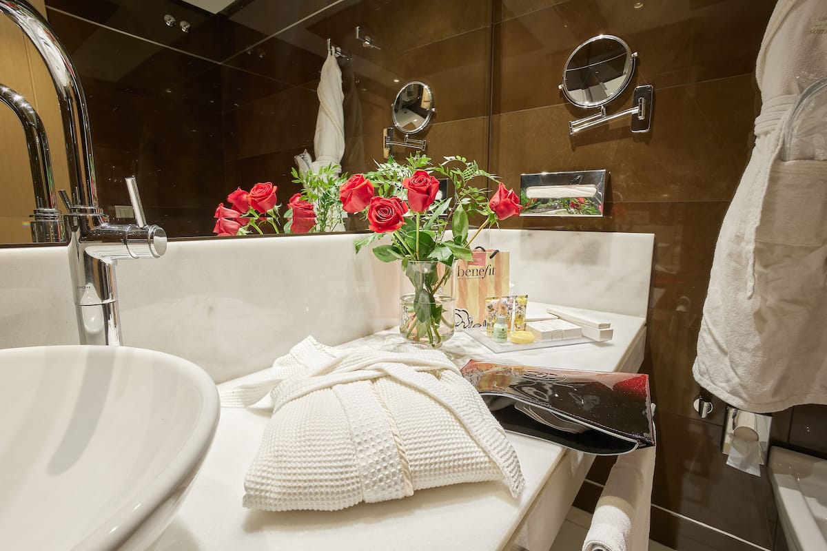 deluxe suite, kitchen | bathroom | shower, designer toiletries, hair dryer, bathrobes