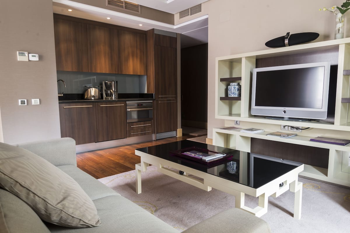 37-inch lcd tv with cable channels, tv, heated floors