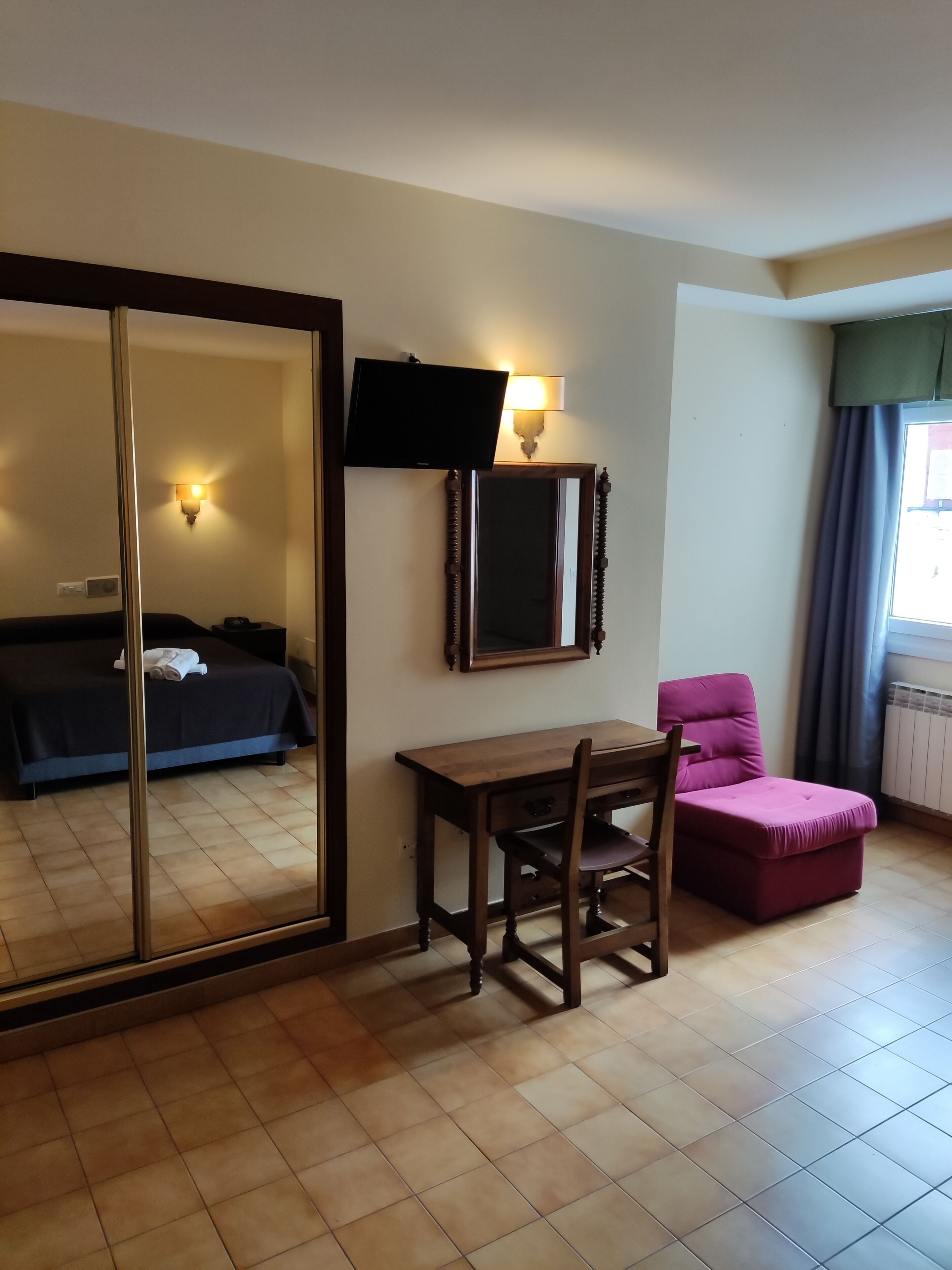 basic double room, 1 bedroom, non smoking, ensuite | 1 bedroom, individually decorated, individually furnished, desk