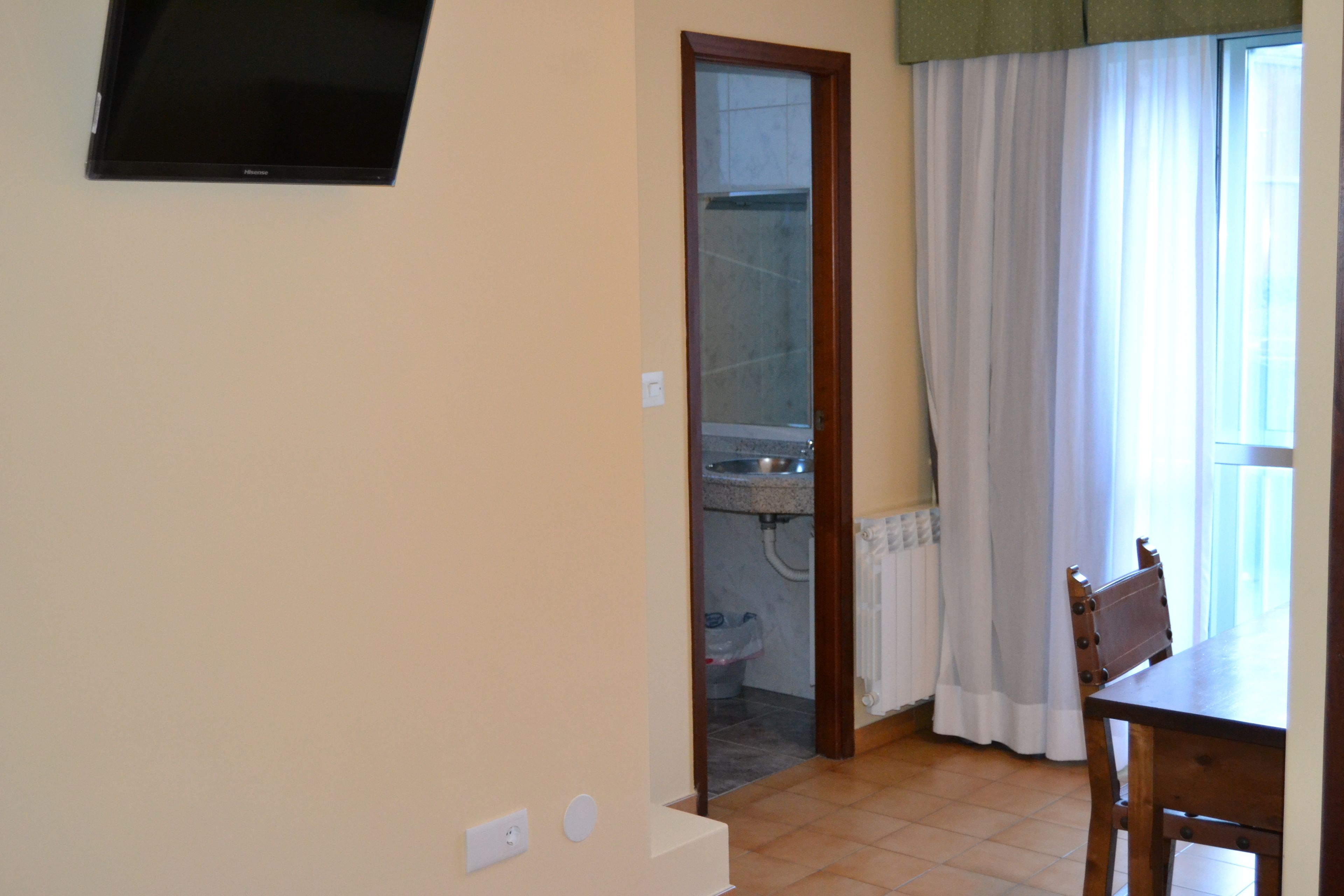 economy room, 1 double bed | 1 bedroom, individually decorated, individually furnished, desk