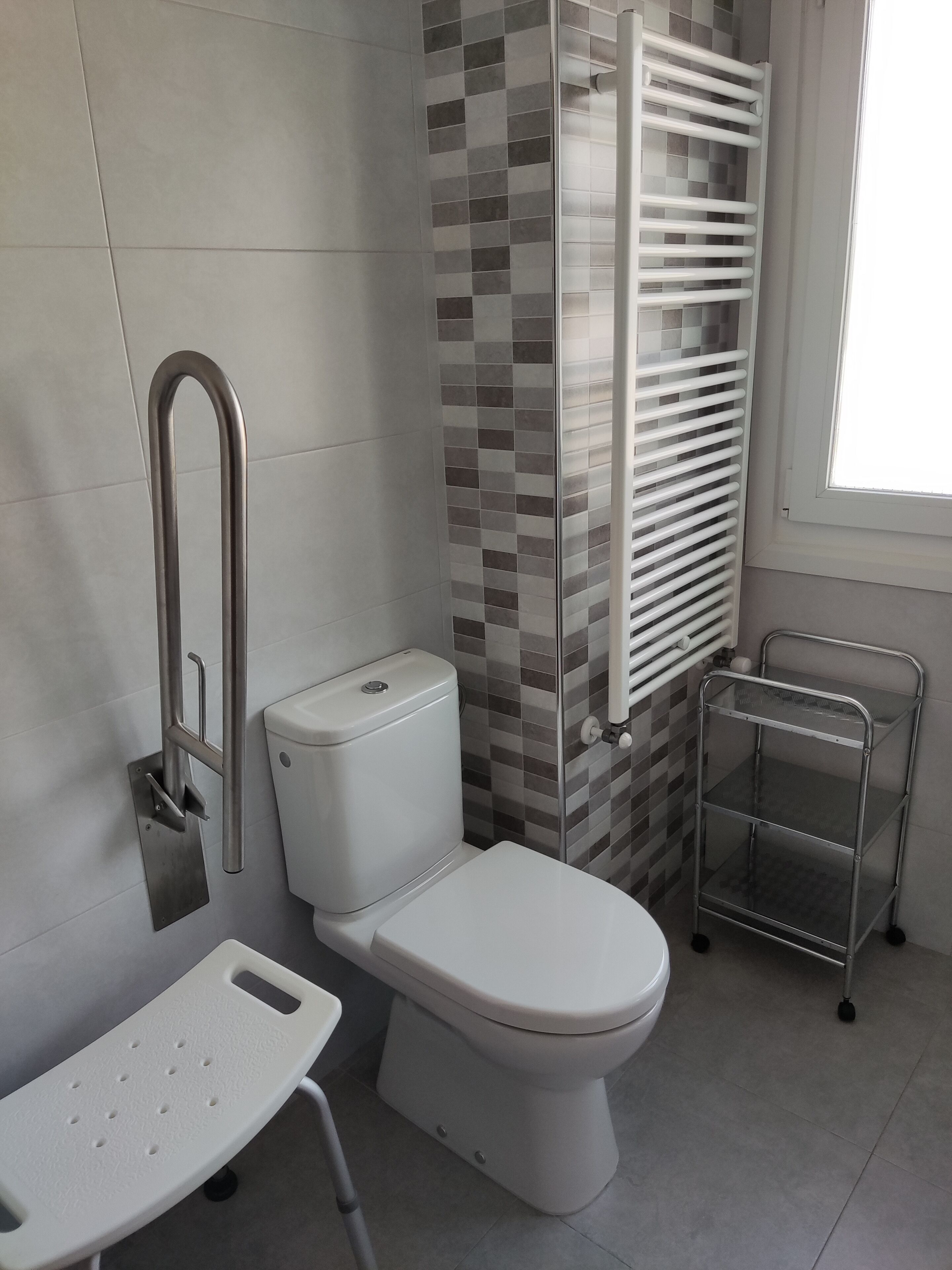 superior twin room, accessible, beach view | bathroom | free toiletries, hair dryer, towels