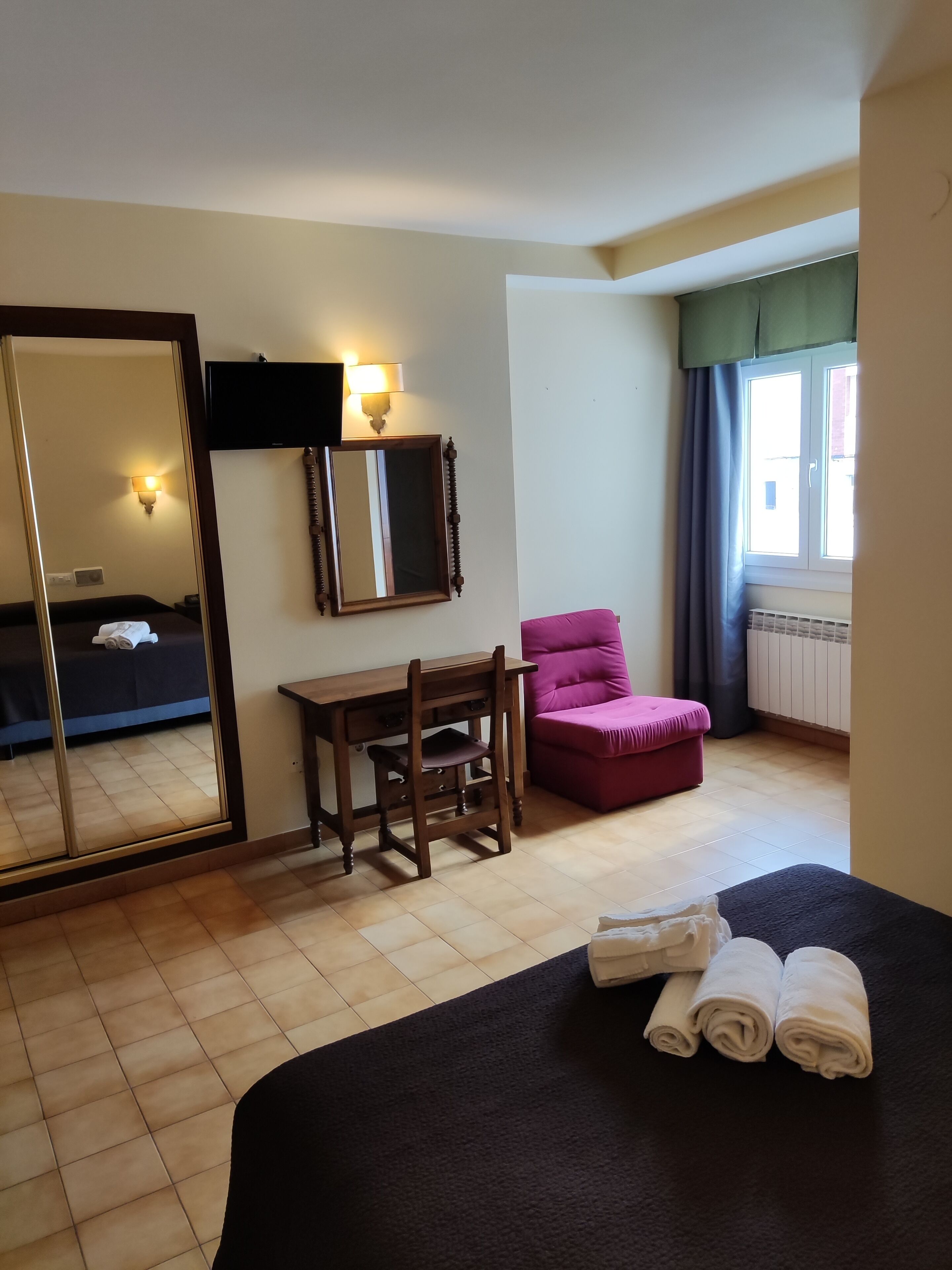 basic double room, 1 bedroom, non smoking, ensuite | 1 bedroom, individually decorated, individually furnished, desk