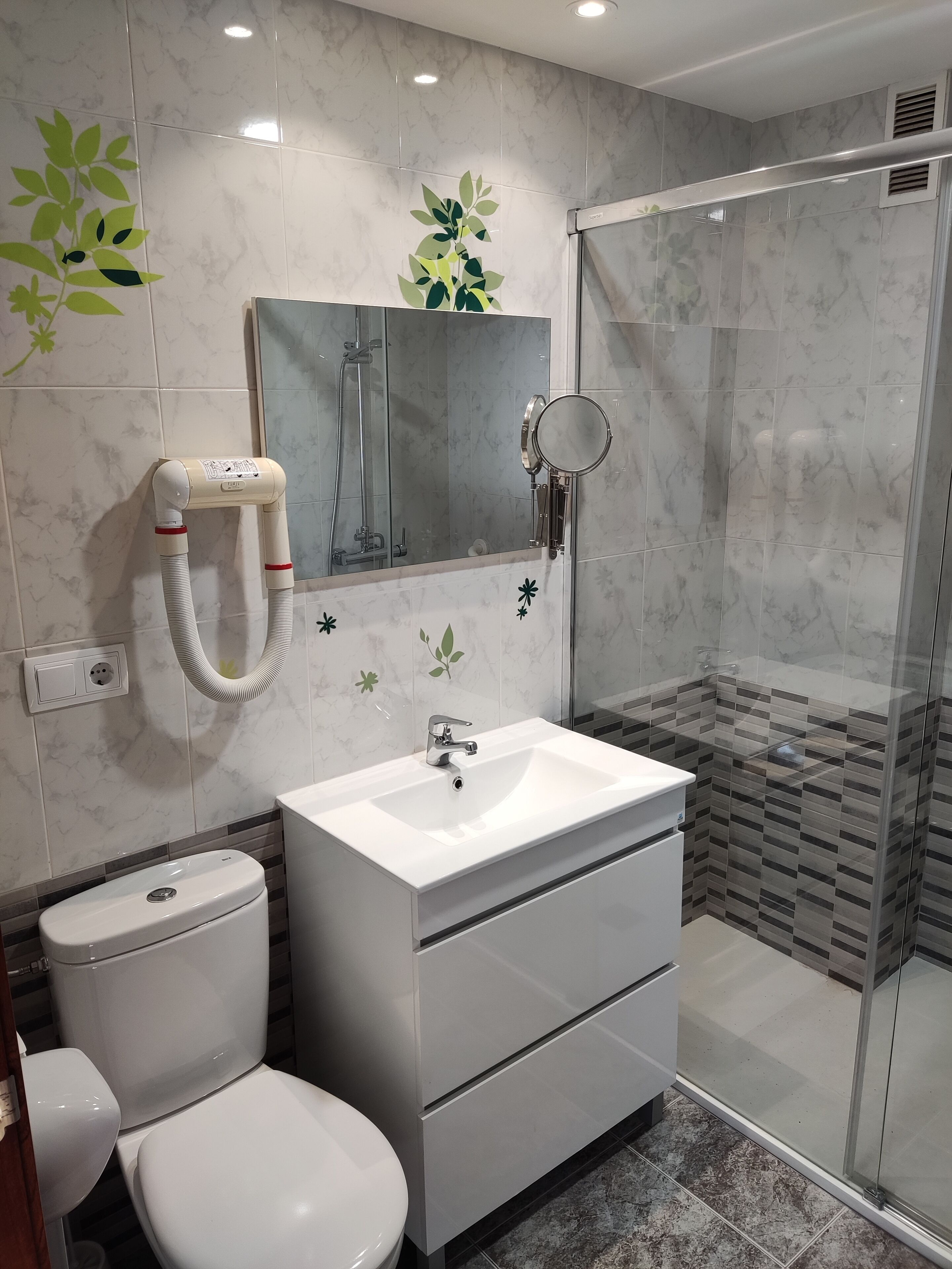 basic double room, 1 bedroom, non smoking, ensuite | bathroom | free toiletries, hair dryer, towels