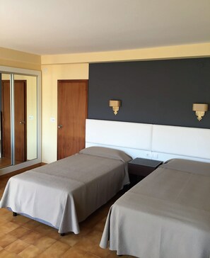 Decoración personalizada, muebles diferentes y escritorio 