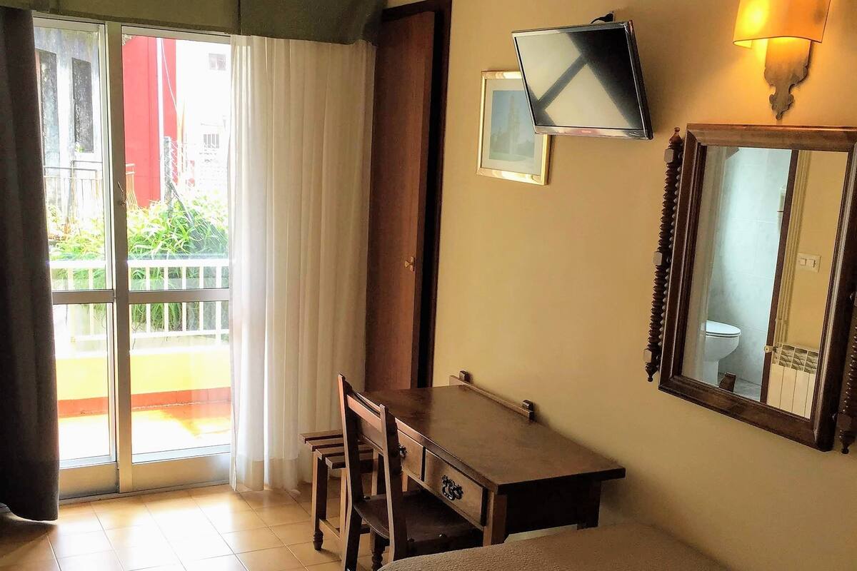 Family Triple Room | Desk, laptop workspace, blackout curtains, soundproofing