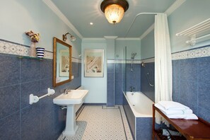 Chambre Deluxe double | Salle de bain | Séchoir à cheveux, serviettes fournies