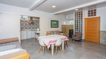 Apartamento familiar (4 people) | Zona de estar | Una televisión de pantalla plana