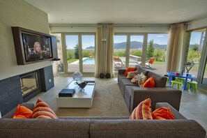 Apartment, 2 Bedrooms, Private Pool | Living room