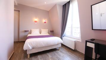 Comfort | Una scrivania, tende oscuranti, insonorizzazione, ferro/asse da stiro