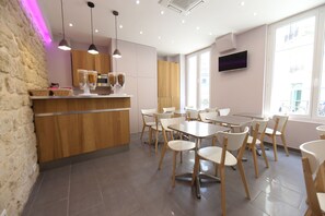 Daily continental breakfast (EUR 9.50 per person) - Sweet Hotel (Paris)