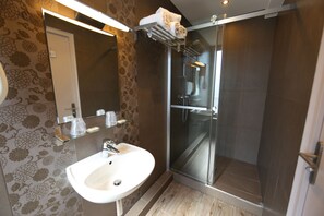 Bathroom shower - Sweet Hotel (Paris)