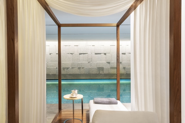 Couples treatment rooms, sauna, steam room, body treatments