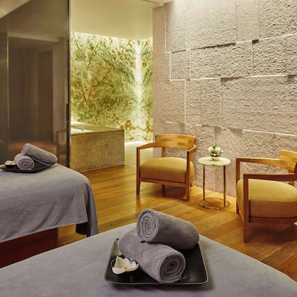 Couples treatment rooms, sauna, steam room, body treatments