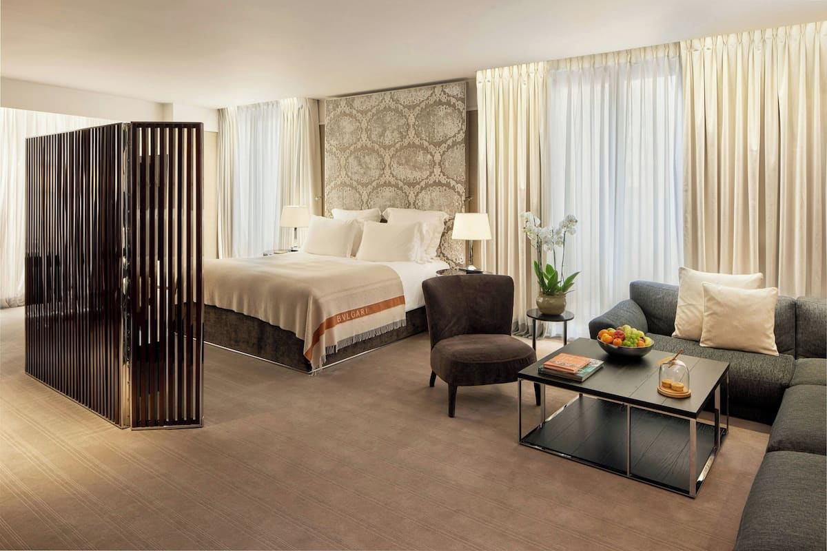 Studio Suite, 1 King Bed, Non Smoking | 1 bedroom, premium bedding, down comforters, free minibar items