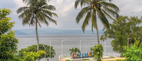 Utendørsbasseng og solsenger