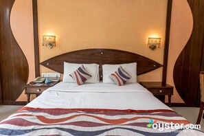 Habitación Deluxe, 1 cama doble | Ropa de cama hipoalergénica, colchones con acolchado adicional, minibar