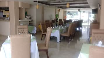 Frühstück, Mittagessen, Abendessen, lokale und internationale Küche