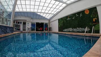 Alberca techada, acceso de 07:00 a 22:00, y camastros