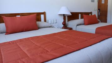 Ropa de cama de alta calidad y caja de seguridad en la habitación