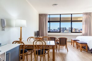 Deluxe-Apartment | Essbereich im Zimmer