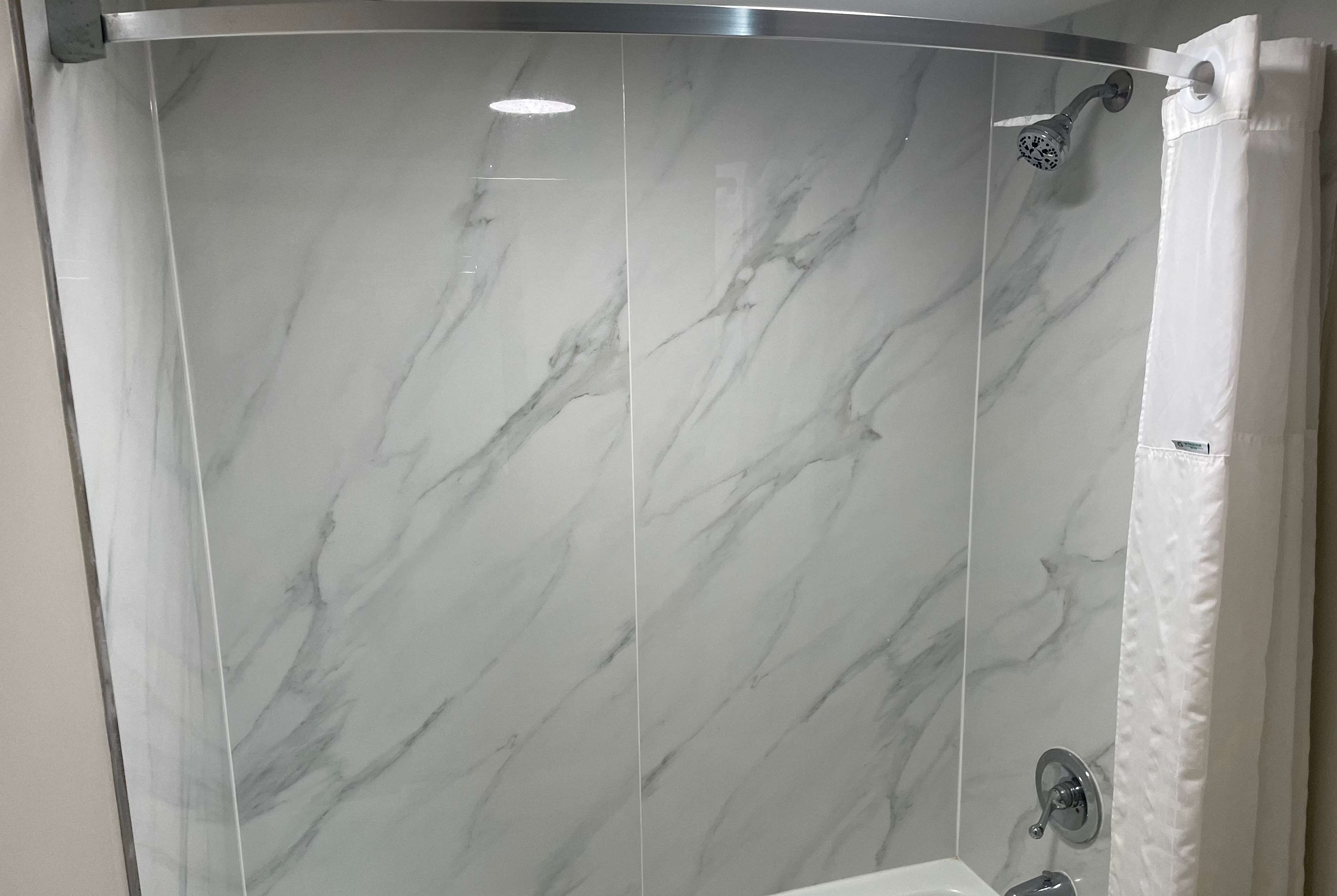 Combined shower/tub, free toiletries, hair dryer, towels