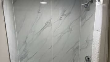 Combined shower/tub, free toiletries, hair dryer, towels