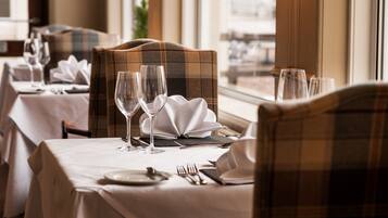 2 Restaurants, FrĂŒhstĂŒck, Mittagessen, Abendessen, britische KĂŒche