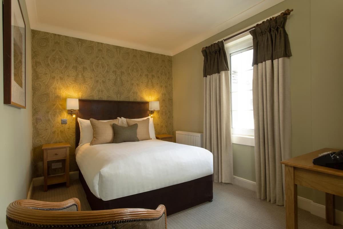 Classic Double Room | 1 bedroom, desk, iron/ironing board, free WiFi