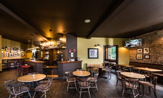 2 bares/lounges