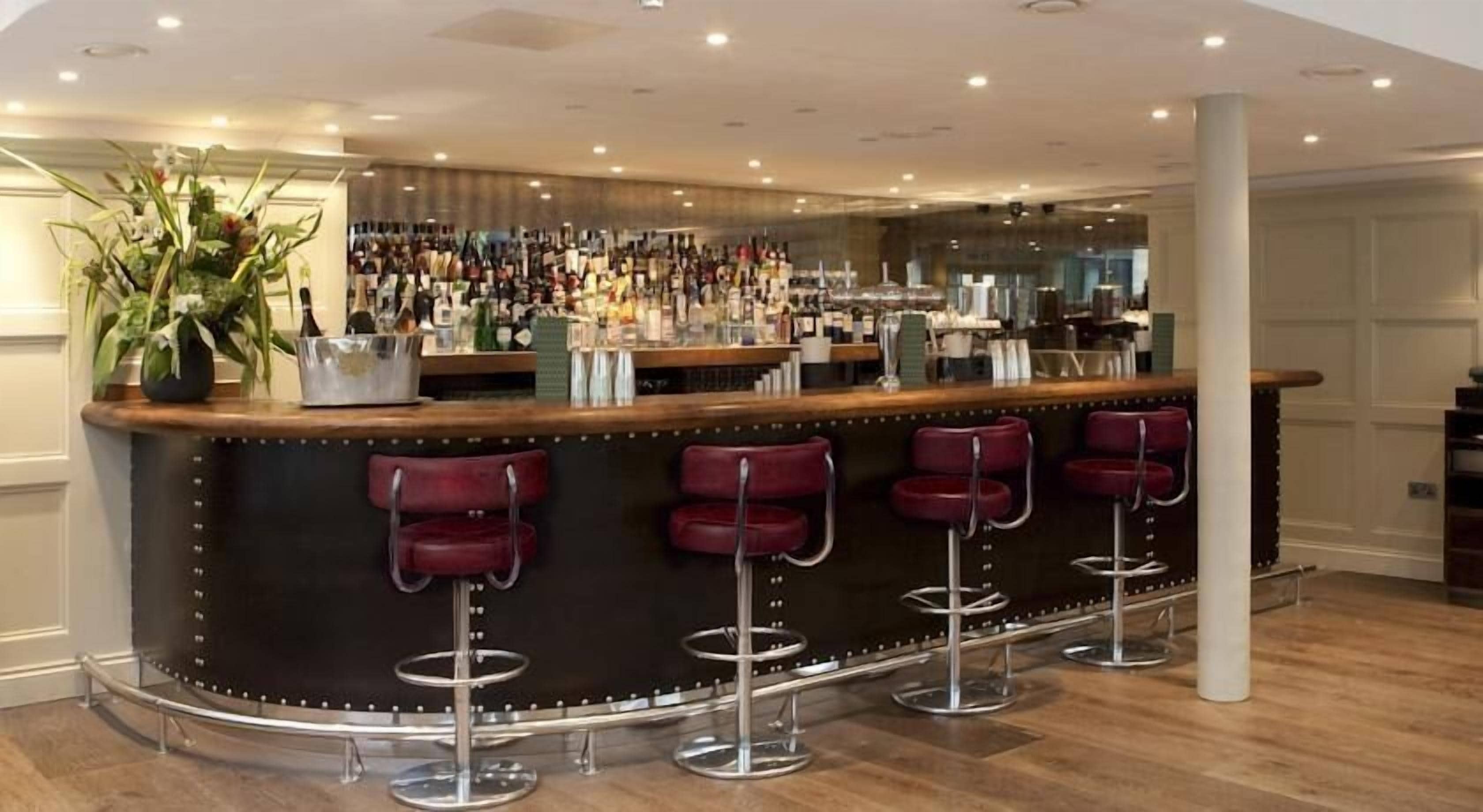 serves breakfast, lunch and dinner