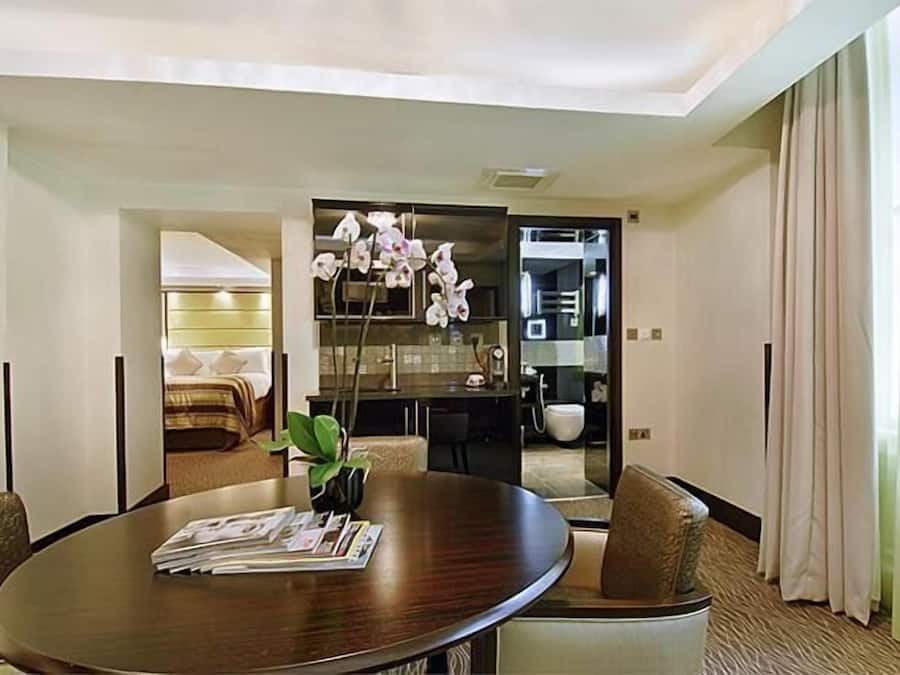 Family room | In-room dining