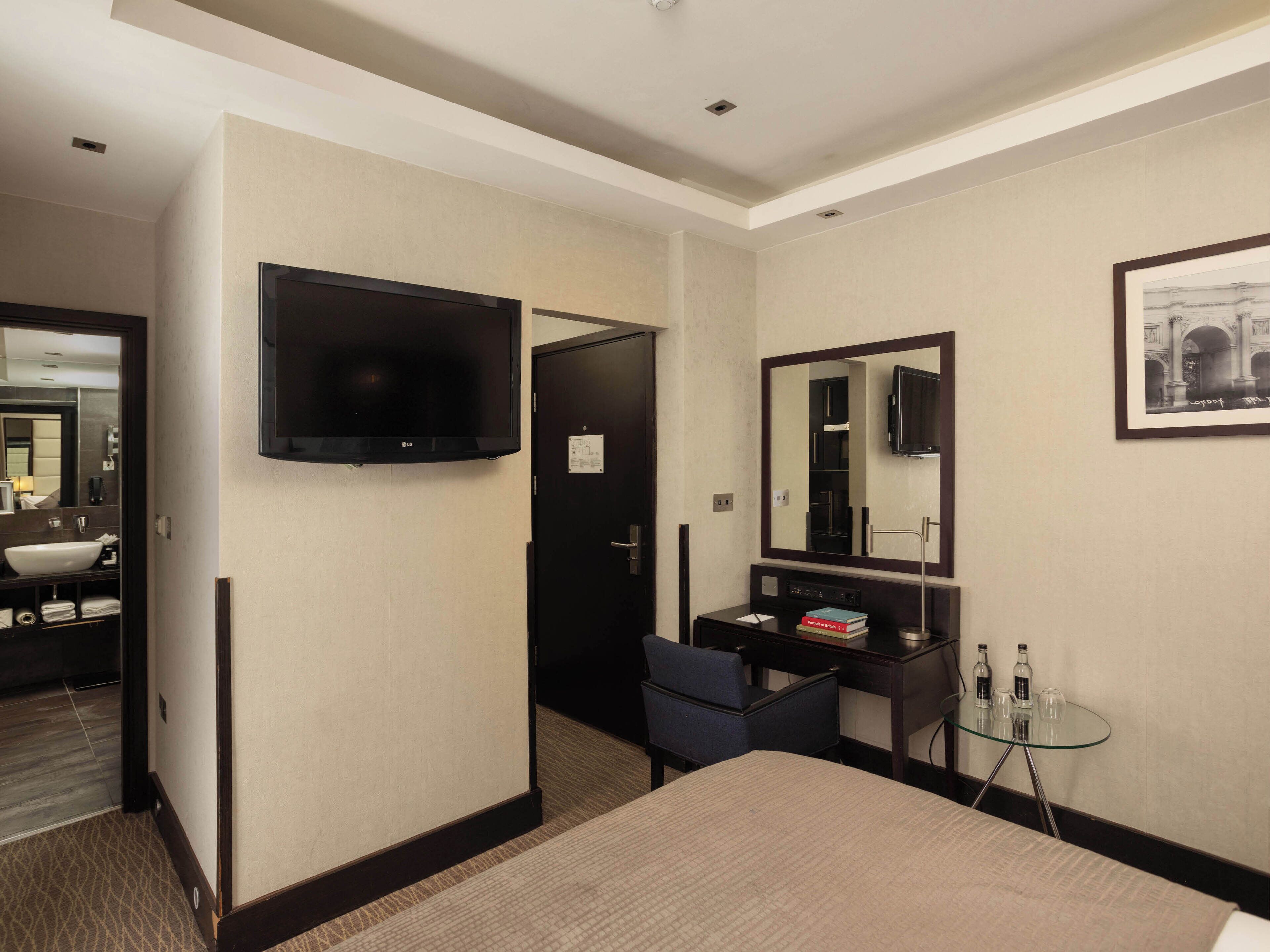 montcalm residence | premium bedding, minibar, in-room safe, desk