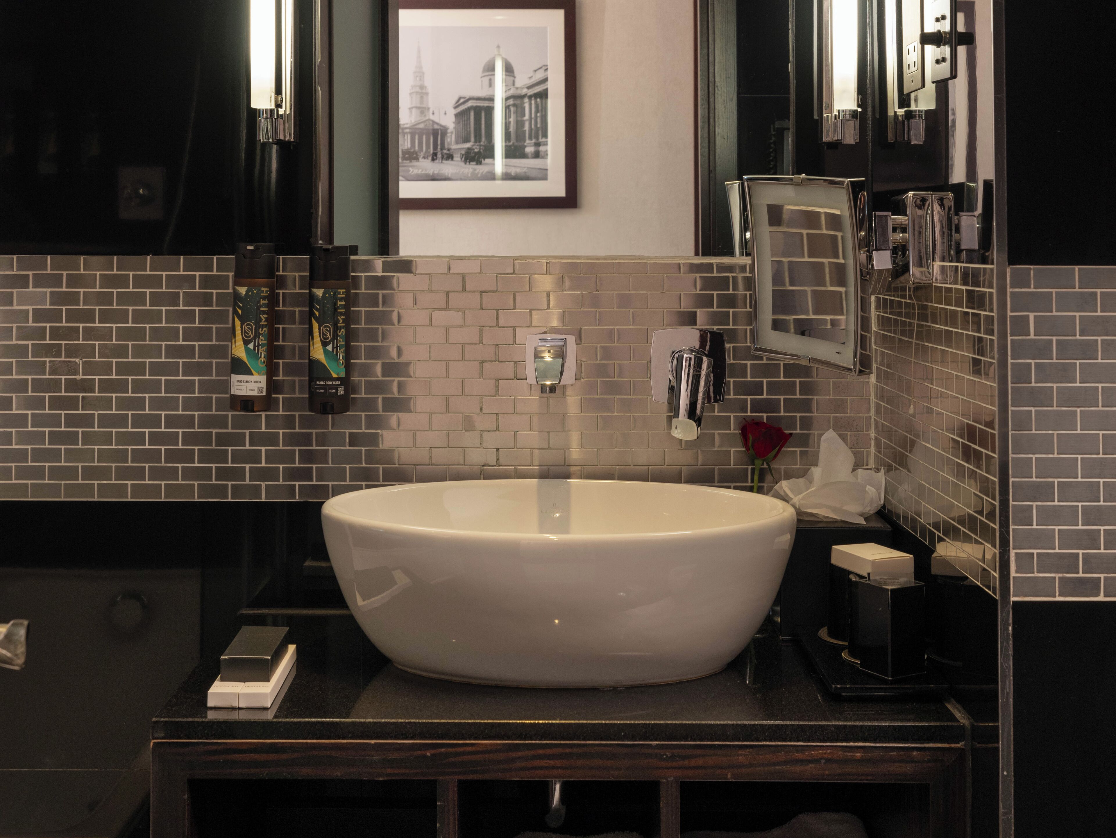 deluxe double room | bathroom | combined shower/bathtub, deep-soaking bathtub, rainfall showerhead