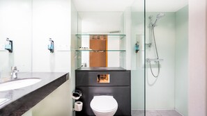 Shower, free toiletries, hair dryer, towels - Holiday Inn London - Luton Airport by IHG (Luton)