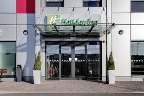 Exterior - Holiday Inn London - Luton Airport by IHG (Luton)
