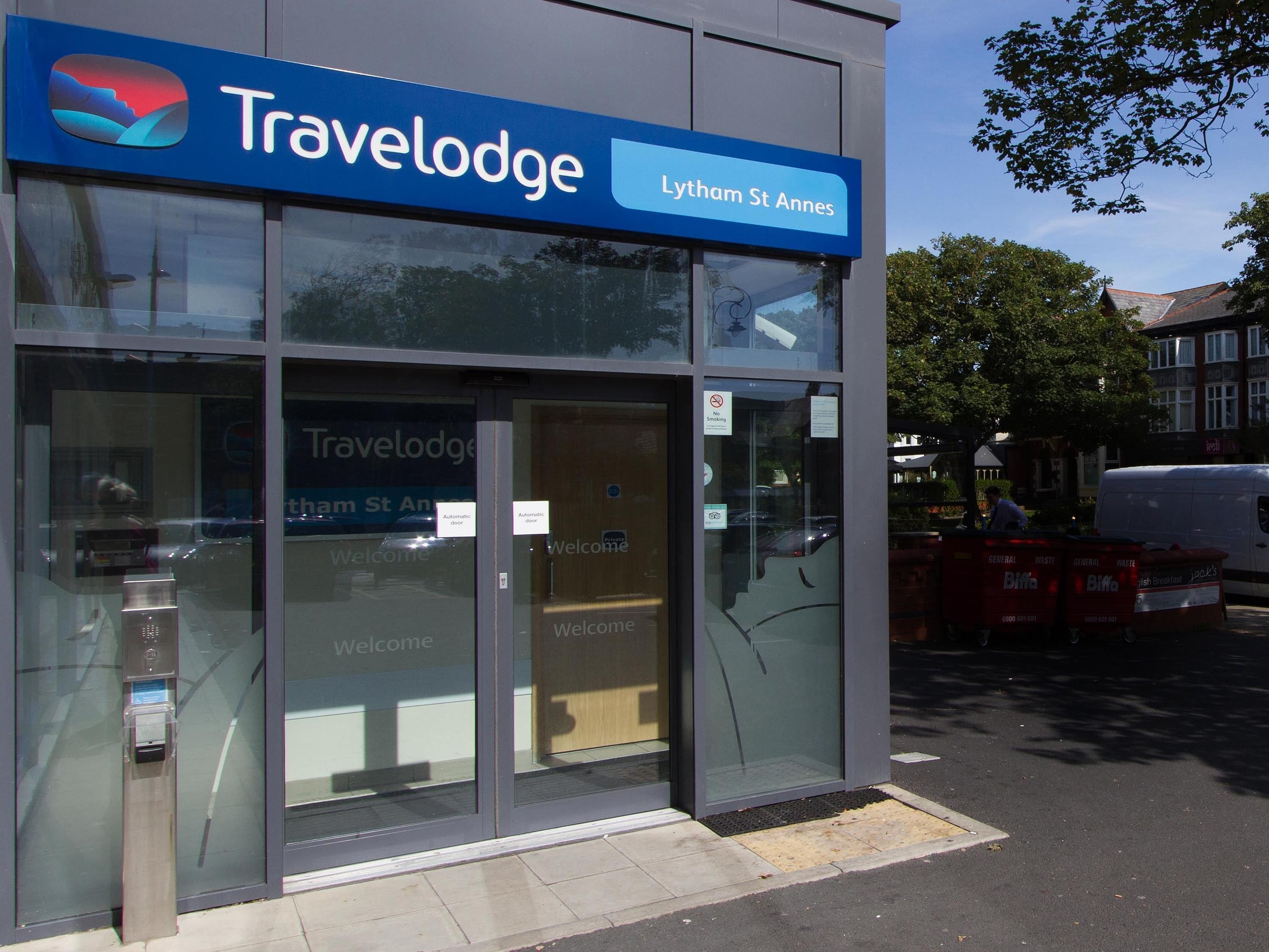 Un hotel Travelodge con un letrero visible que indica su nombre y ubicación.