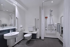 Ein modernes Badezimmer mit Waschbecken, Toilette und Duschbereich.