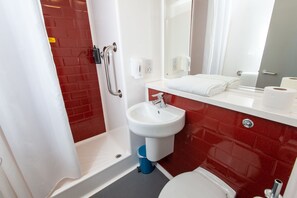 Combined shower/tub, eco-friendly toiletries, hair dryer, towels - go2 portishead marina hotel (Bristol)