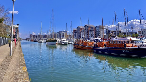 A marina with boats docked along a waterfront promenade. - go2 portishead marina hotel (Bristol)