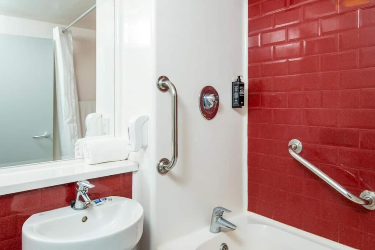 family triple room | bathroom | combined shower/bathtub, eco-friendly toiletries, hair dryer, towels