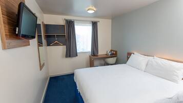 Escritorio, espacio para trabajar con laptop y cortinas blackout