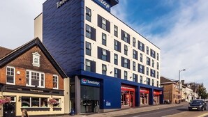 Un hôtel Travelodge au design moderne, avec une enseigne Travelodge bien visible sur la façade.